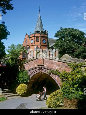 Vista di Dell Bridge, una passerella pedonale sul Dell, un parco lineare attraverso il sobborgo modello di Port Sunlight sulla Wirral. Liceo Foto Stock