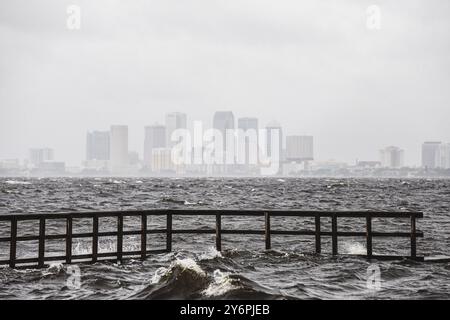 Chicago, Illinois, Stati Uniti. 26 settembre 2024. Il Ballast Point Park, situato ai margini della baia di Tampa, sperimenta gli effetti iniziali dell'uragano Helene. (Credit Image: © Dave Decker/ZUMA Press Wire) SOLO PER USO EDITORIALE! Non per USO commerciale! Foto Stock