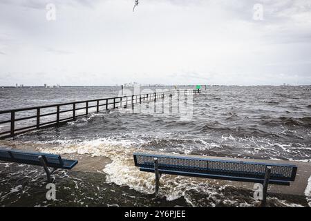 Chicago, Illinois, Stati Uniti. 26 settembre 2024. Il Ballast Point Park, situato ai margini della baia di Tampa, sperimenta gli effetti iniziali dell'uragano Helene. (Credit Image: © Dave Decker/ZUMA Press Wire) SOLO PER USO EDITORIALE! Non per USO commerciale! Foto Stock