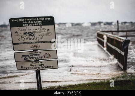 Chicago, Illinois, Stati Uniti. 26 settembre 2024. Il Ballast Point Park, situato ai margini della baia di Tampa, sperimenta gli effetti iniziali dell'uragano Helene. (Credit Image: © Dave Decker/ZUMA Press Wire) SOLO PER USO EDITORIALE! Non per USO commerciale! Foto Stock