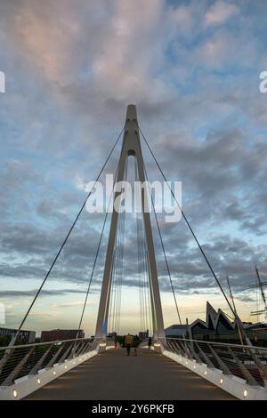 Nuovo ponte sul fiume Clyde tra Govan e il River Side Museum, Glasgow, Scozia Foto Stock