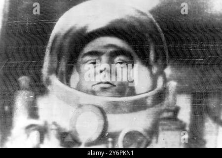 ASTRONAUTA RUSSO ANDRIAN NIKOLAYEV SULLO SCHERMO TELEVISIVO / ; 13 AGOSTO 1962 Foto Stock