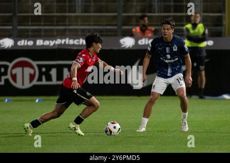 Monaco, Germania. 25 settembre 2024. Hayate Matsuda (Hannover 96 II, n. 3) gegen Soichiro Kozuki (TSV 1860 Muenchen, n. 14). GER, TSV 1860 Muenchen gegen Hannover 96 II U23, Fussball, 3. Bundesliga, 7 anni. Spieltag, Saison 2024/2025, 25.09.2024. (LE NORMATIVE DFL DFB VIETANO QUALSIASI USO DI FOTOGRAFIE COME SEQUENZE DI IMMAGINI E/O QUASI-VIDEO). Foto: Eibner-Pressefoto/Heike Feiner credito: dpa/Alamy Live News Foto Stock