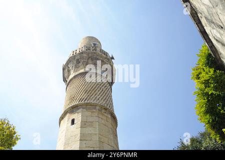 Il minareto della Moschea Aga a Gaziantep, fotografato dal basso verso l'alto. Architettura islamica tradizionale della Mesopotamia turca Foto Stock