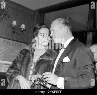 Nella foto della prima londinese del film il leone è l'attore Curt Jurgens e sua moglie Simone Boucheron. Il film vede protagonisti Trevor Howard , William Holden , Capucine e la dodicenne Pamela Franklin il 26 luglio 1962 Foto Stock