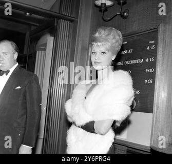 Nella foto tra le celebrità che sono arrivate per la prima londinese del film il leone è stata la modella Katie Sutherland . Protagonisti del film sono Capucine , William Holden , Trevor Howard e la dodicenne Pamela franklin . 26 luglio 1962 Foto Stock