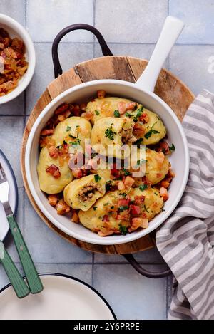 Kartaczy, gnocchi di patate tradizionali polacchi con ripieno di carne. stile rustico. massima attenzione Foto Stock