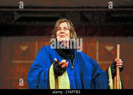 Vanessa Redgrave (Prospero) in LA TEMPESTA di Shakespeare al Globe di Shakespeare, Londra SE1 26/05/2000 Master of Design: Bjanka Ursulov Master of Music: Nigel Osborne Master of Play / regista: Lenka Udovicki Foto Stock