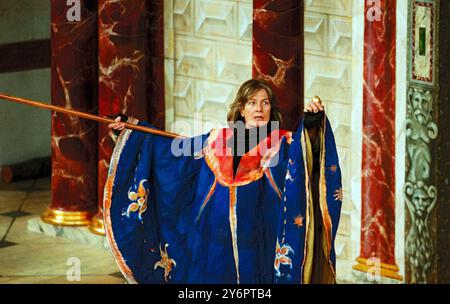 Vanessa Redgrave (Prospero) in LA TEMPESTA di Shakespeare al Globe di Shakespeare, Londra SE1 26/05/2000 Master of Design: Bjanka Ursulov Master of Music: Nigel Osborne Master of Play / regista: Lenka Udovicki Foto Stock