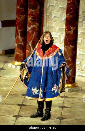 Vanessa Redgrave (Prospero) in LA TEMPESTA di Shakespeare al Globe di Shakespeare, Londra SE1 26/05/2000 Master of Design: Bjanka Ursulov Master of Music: Nigel Osborne Master of Play / regista: Lenka Udovicki Foto Stock