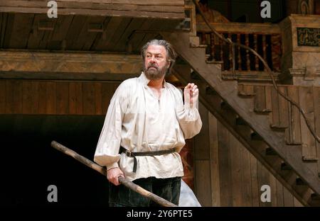 Roger Allam (Prospero) in LA TEMPESTA di Shakespeare al Globe di Shakespeare, Londra SE1 02/05/2013 musica: Stephen Warbeck design: Max Jones regista: Jeremy Herrin Foto Stock