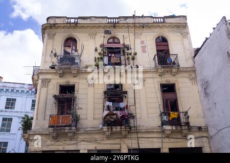 Il centro della città di l'Avana a Cuba, che mostra gli edifici storici nel centro della città con i vecchi blocchi di appartamenti con abiti appesi al balco Foto Stock