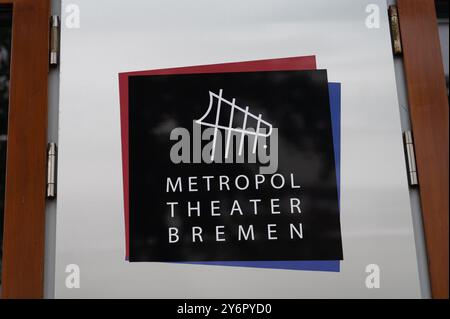 Brema, Germania. 25 settembre 2024. Un cartello all'ingresso indica il nome del Metropol Theater Bremen. Crediti: Alicia Windzio/dpa/Alamy Live News Foto Stock