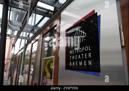 Brema, Germania. 25 settembre 2024. Un cartello all'ingresso indica il nome del Metropol Theater Bremen. Crediti: Alicia Windzio/dpa/Alamy Live News Foto Stock