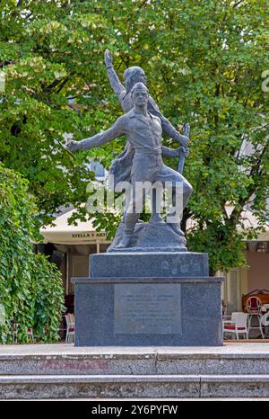 Belgrado, Serbia - 22 agosto 2022: Statua di bronzo Monumento ai soldati caduti e alle vittime del terrore fascista nel Parco cittadino di Dobanovci. Foto Stock
