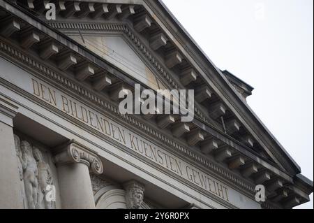 Brema, Germania. 25 settembre 2024. Sotto il tetto della Kunsthalle di Brema si trova l'iscrizione "dedicata alle belle arti". Crediti: Alicia Windzio/dpa/Alamy Live News Foto Stock