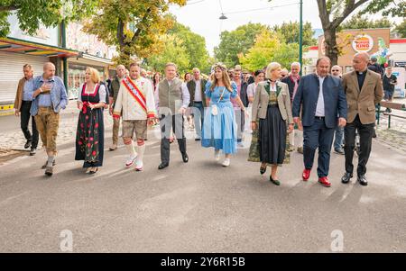 20240926 VIP Eroeffnung der Wiener Kaiser Wiesn 2024 WIEN, OESTERREICH - 26. SETTEMBRE: Gruppenbild waehrend des Festzugs vom Schweizerhaus zur Kaiserwiese mit musikalischer Untermalung anlaesslich der VIP Eroeffnung der Wiener Kaiser Wiesn 2024 auf der Kaiserwiese im Wiener Prater am 26. Settembre 2024 a Vienna, Oesterreich 240926 SEPA 17 024 Copyright: XIsabellexOuvrardx SEPAxMedia Foto Stock