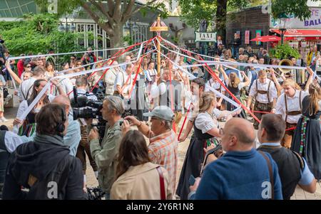 20240926 VIP Eroeffnung der Wiener Kaiser Wiesn 2024 WIEN, OESTERREICH - 26. SETTEMBRE Festzug vom Schweizerhaus zur Kaiserwiese mit musikalischer Untermalung anlaesslich der VIP Eroeffnung der Wiener Kaiser Wiesn 2024 auf der Kaiserwiese im Wiener Prater AM 26. Settembre 2024 a Vienna, Oesterreich 240926 SEPA 17 017 Copyright: XIsabellexOuvrardx SEPAxMedia Foto Stock