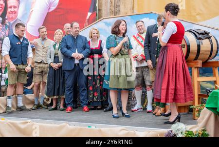 20240926 VIP Eroeffnung der Wiener Kaiser Wiesn 2024 WIEN, OESTERREICH - 26. SETTEMBRE: Gruppenbild waehrend der Vorstellungsrunde anlaesslich der VIP Eroeffnung der Wiener Kaiser Wiesn 2024 auf der Kaiserwiese im Wiener Prater AM 26. Settembre 2024 a Vienna, Oesterreich 240926 SEPA 17 036 Copyright: XIsabellexOuvrardx SEPAxMedia Foto Stock