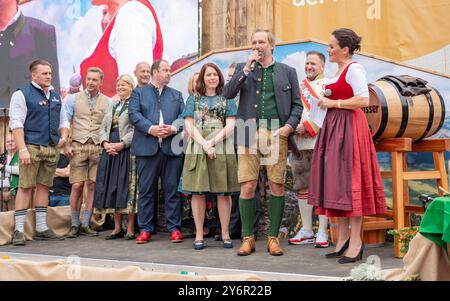 20240926 VIP Eroeffnung der Wiener Kaiser Wiesn 2024 WIEN, OESTERREICH - 26. SETTEMBRE: Gruppenbild waehrend der Vorstellungsrunde anlaesslich der VIP Eroeffnung der Wiener Kaiser Wiesn 2024 auf der Kaiserwiese im Wiener Prater AM 26. Settembre 2024 a Vienna, Oesterreich 240926 SEPA 17 035 Copyright: XIsabellexOuvrardx SEPAxMedia Foto Stock