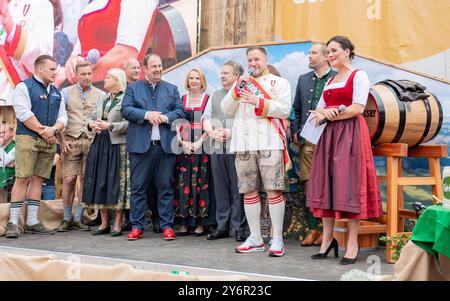 20240926 VIP Eroeffnung der Wiener Kaiser Wiesn 2024 WIEN, OESTERREICH - 26. SETTEMBRE: Gruppenbild waehrend der Vorstellungsrunde anlaesslich der VIP Eroeffnung der Wiener Kaiser Wiesn 2024 auf der Kaiserwiese im Wiener Prater AM 26. Settembre 2024 a Vienna, Oesterreich 240926 SEPA 17 037 Copyright: XIsabellexOuvrardx SEPAxMedia Foto Stock