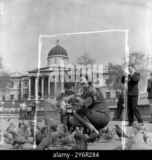 KATHLEE LONDON AT TRAFALGAR SQUARE A LONDRA / ; 13 GIUGNO 1962 Foto Stock