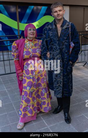 Dame Zandra Rhodes alla London Fashion Week, settembre 2024 Foto Stock