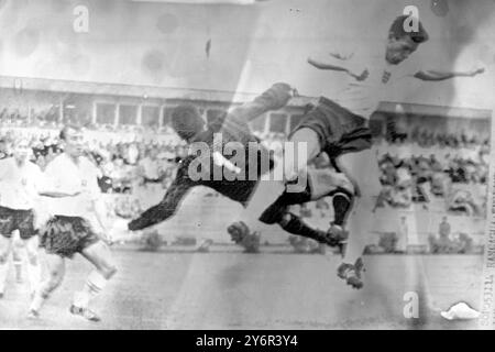 GERRY HITCHINS DELL'INGHILTERRA IN AZIONE CONTRO L'UNGHERIA GROSICS IN COPPA DEL MONDO CILE/ ; 1° GIUGNO 1962 Foto Stock