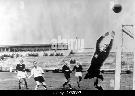 JOHNNY HAYNES DELL'INGHILTERRA IN AZIONE CONTRO L'UNGHERIA GROSICS IN COPPA DEL MONDO CILE / ; 1 GIUGNO 1962 Foto Stock