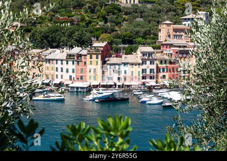 Portofino, Italia - 7 agosto 2023: Panorama panoramico con mare e yacht di lusso. La destionalizzazione dei viaggi in Italia Foto Stock