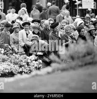 22 MAGGIO 1962 FOLLE ACCORRONO ALLA FIERA DEI FIORI DI CHELSEA, LONDRA, INGHILTERRA. Foto Stock