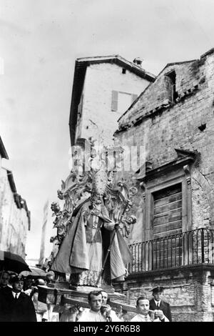 FESTA DI SAN GIORNATE TOWNFOLK A ST UBALDO GUBBIO; 18 MAGGIO 1962 Foto Stock