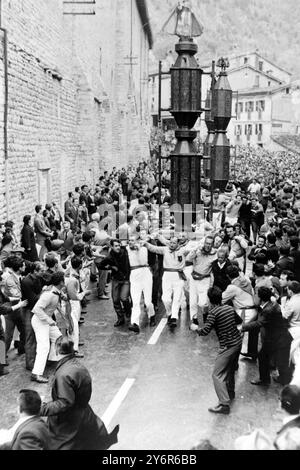 FESTA DI SAN GIORNATE TOWNFOLK A ST UBALDO GUBBIO; 18 MAGGIO 1962 Foto Stock