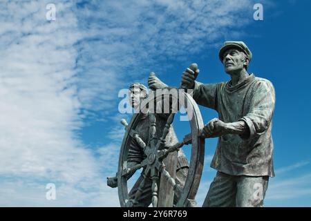 Scultura in metallo Bronzo Lifesize Man and Boy di Elisabeth Hadley a Kings Quay, Brixham, Regno Unito con Copyspace Foto Stock