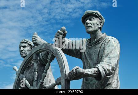 Scultura in metallo Bronzo Lifesize Man and Boy di Elisabeth Hadley a Kings Quay, Brixham, Regno Unito Foto Stock