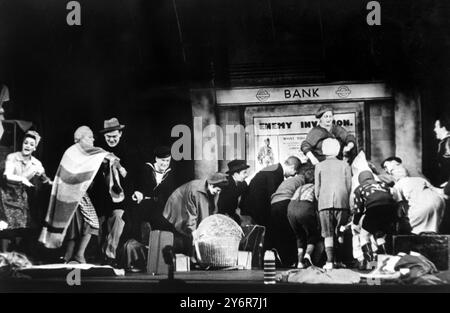 11 MAGGIO 1962 AMELIA BAYNTUN INTERPRETA LA SIGNORA BLITZTEIN IN 'BLITZ', UN MUSICAL DI LIONEL BART ALL'ADELPHI THEATER, LONDRA, INGHILTERRA. Foto Stock