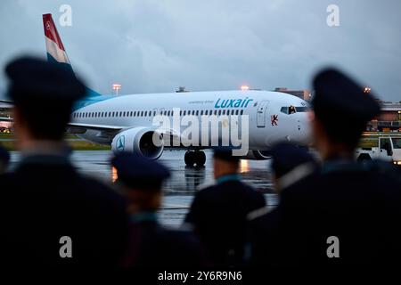 Steenokkerzeel, Belgio. 26 settembre 2024. L'aereo papale all'arrivo dell'aereo papale all'aeroporto militare di Melsbroek a Steenokkerzeel giovedì 26 settembre 2024. Il capo della Chiesa cattolica Papa Francesco, nato Jorge Mario Bergoglio, è in visita in Belgio dal 26 al 29 settembre, per celebrare il seicentesimo anniversario delle università KU Leuven e UCLouvain. BELGA FOTO DIRK WAEM credito: Belga News Agency/Alamy Live News Foto Stock