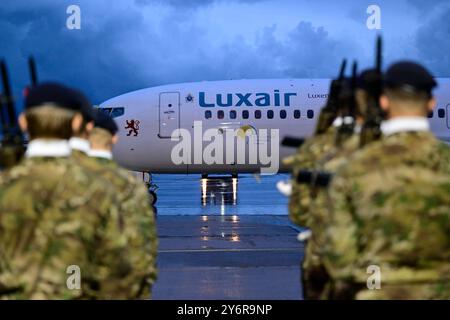 Steenokkerzeel, Belgio. 26 settembre 2024. L'aereo papale all'arrivo dell'aereo papale all'aeroporto militare di Melsbroek a Steenokkerzeel giovedì 26 settembre 2024. Il capo della Chiesa cattolica Papa Francesco, nato Jorge Mario Bergoglio, è in visita in Belgio dal 26 al 29 settembre, per celebrare il seicentesimo anniversario delle università KU Leuven e UCLouvain. BELGA FOTO DIRK WAEM credito: Belga News Agency/Alamy Live News Foto Stock