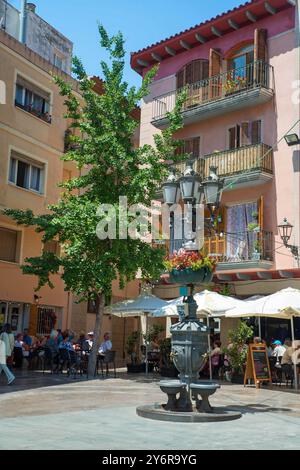 Persone che cenano all'aperto in Piazza Spagna, nella storica città vecchia di Cambrils, Costa Dorada, Catalogna, Spagna Foto Stock