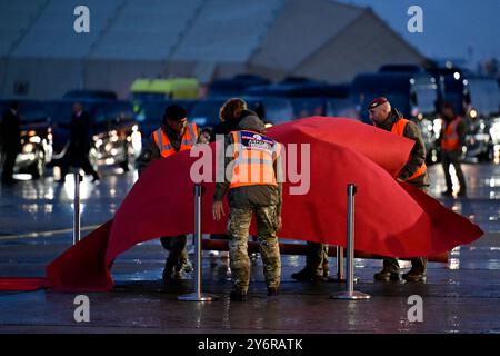 Steenokkerzeel, Belgio. 26 settembre 2024. Immagine dell'arrivo dell'aereo papale all'aeroporto militare di Melsbroek a Steenokkerzeel giovedì 26 settembre 2024. Il capo della Chiesa cattolica Papa Francesco, nato Jorge Mario Bergoglio, è in visita in Belgio dal 26 al 29 settembre, per celebrare il seicentesimo anniversario delle università KU Leuven e UCLouvain. BELGA FOTO DIRK WAEM credito: Belga News Agency/Alamy Live News Foto Stock