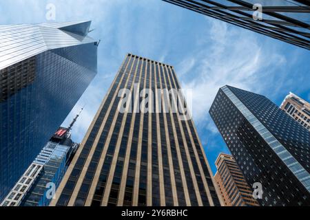 Grattacieli moderni e alti della linea Sesta Avenue a Midtown Manhattan, 2024, New York City, Stati Uniti Foto Stock
