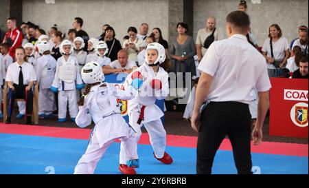 ODESSA,UCRAINA- Settember21, 2024: Bambini e sport giovanili. Bambini-ragazzi e ragazze conducono combattimenti di karate su sport per bambini tatami. Vita sana Foto Stock