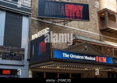 Il padiglione del Majestic Theatre presenta Audra McDonald in "Gypsy", 245 W. 44th Street, Times Square, New York City, USA 2024 Foto Stock