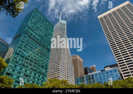 La Salesforce Tower e la Bank of America Tower si affacciano su Bryant Park, New York City, USA 2024 Foto Stock