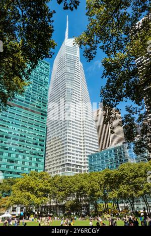 La Salesforce Tower e la Bank of America Tower si affacciano su Bryant Park, New York City, USA 2024 Foto Stock