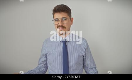 Il bell'ispanico con baffi in formalwear su sfondo bianco posa con sicurezza. Foto Stock