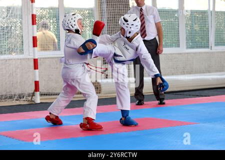 ODESSA,UCRAINA- Settember21, 2024: Bambini e sport giovanili. Bambini-ragazzi e ragazze conducono combattimenti di karate su sport per bambini tatami. Vita sana Foto Stock