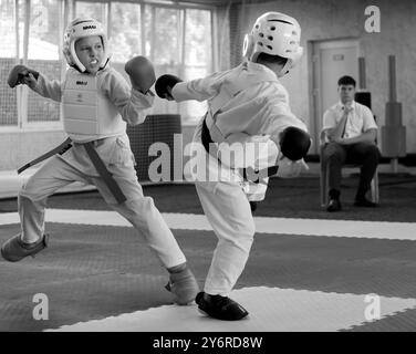 ODESSA,UCRAINA- Settember21, 2024: Bambini e sport giovanili. Bambini-ragazzi e ragazze conducono combattimenti di karate su sport per bambini tatami. Vita sana Foto Stock