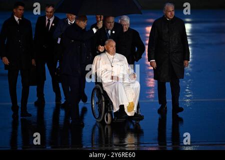 Steenokkerzeel, Belgio. 26 settembre 2024. Papa Francesco e foto all'arrivo dell'aereo papale all'aeroporto militare di Melsbroek a Steenokkerzeel giovedì 26 settembre 2024. Il capo della Chiesa cattolica Papa Francesco, nato Jorge Mario Bergoglio, è in visita in Belgio dal 26 al 29 settembre, per celebrare il seicentesimo anniversario delle università KU Leuven e UCLouvain. BELGA FOTO DIRK WAEM credito: Belga News Agency/Alamy Live News Foto Stock