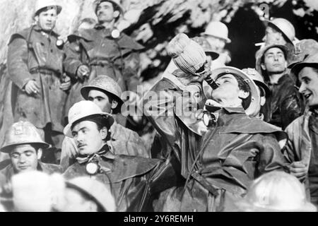 I LAVORATORI DELLE GALLERIE CELEBRANO L'ESPLOSIONE ATTRAVERSO IL TUNNEL SVIZZERO ITALIANO ZURIGO ; 7 APRILE 1962 Foto Stock